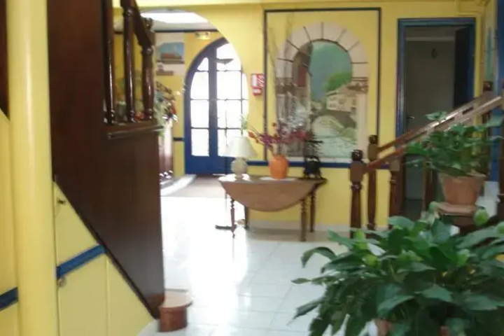 Room 8 of 10