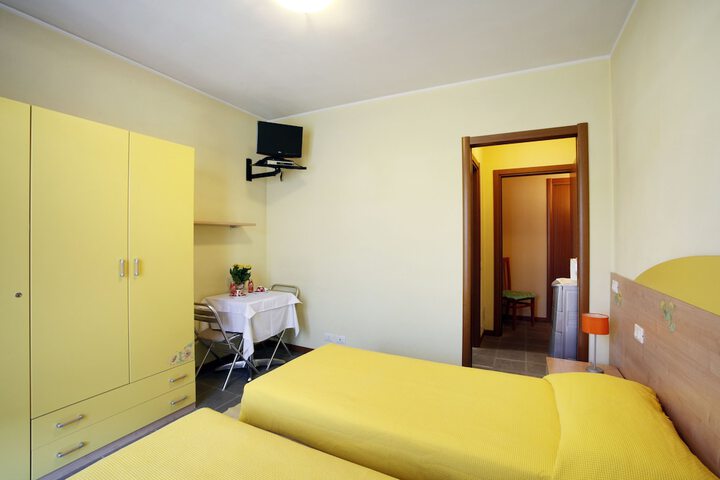 Room 9 of 34