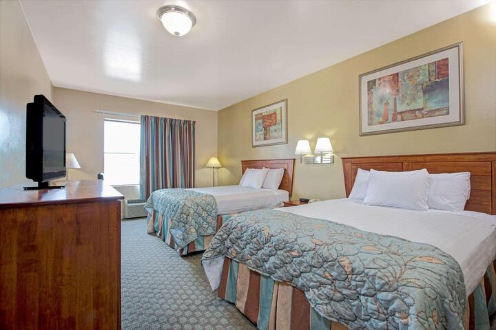1 Queen Bed (5 of 5)