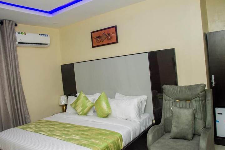 Room 3 of 8