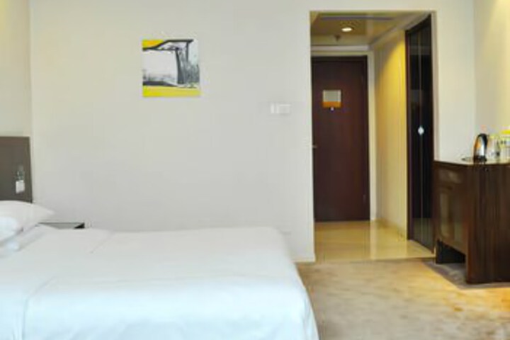 Room 5 of 8