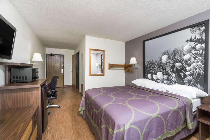 1 Queen Bed (11 of 20)
