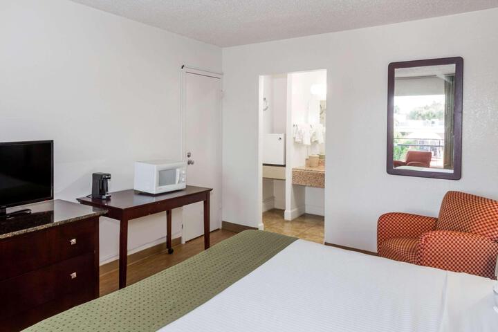 1 King Bed Accessible (4 of 11)