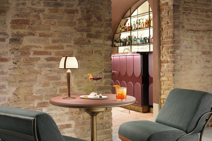 Lounge 66 of 76