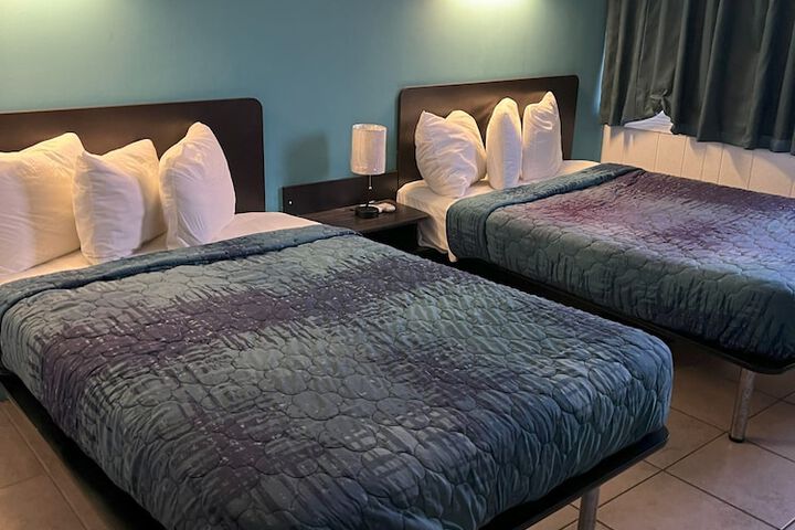 Classic 2 Double Beds Private Bathroom (2 of 13)
