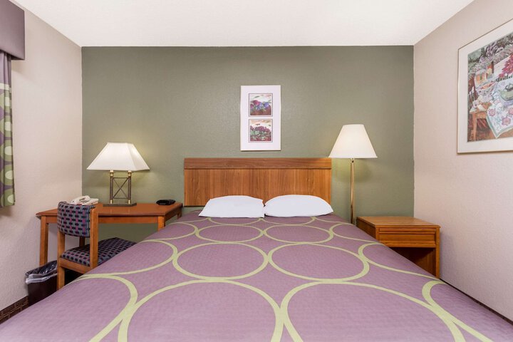 1 Queen Bed (4 of 20)