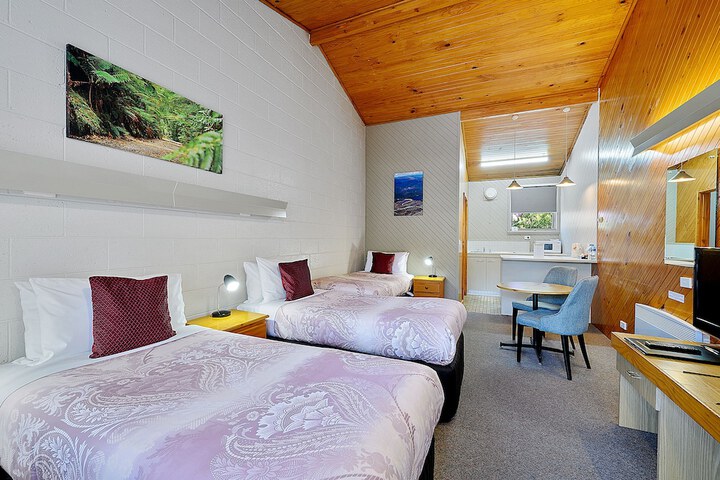 Room 10 of 38