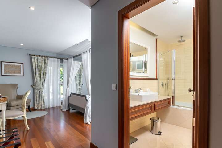 Room 106 of 162