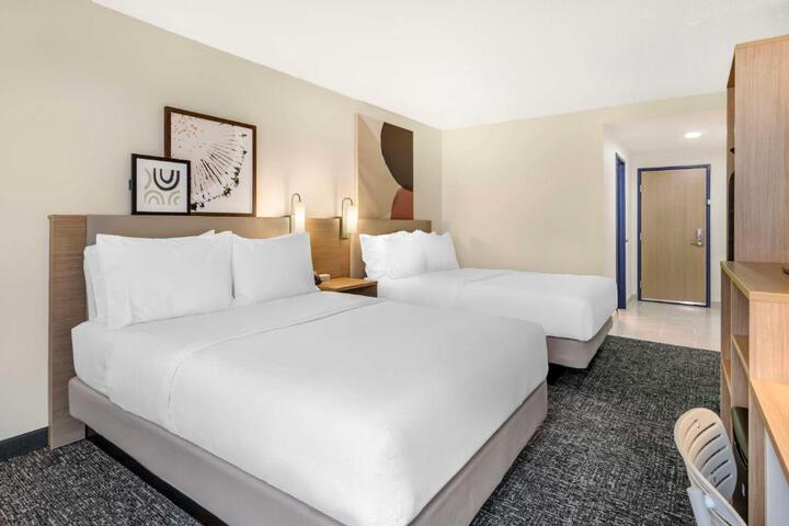 2 Queen Beds (8 of 11)