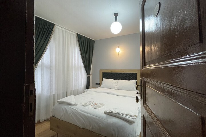 Room 27 of 100