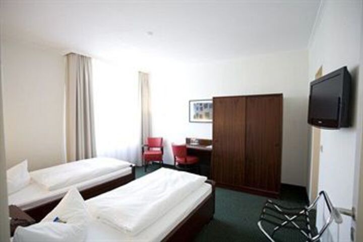 Room 8 of 11
