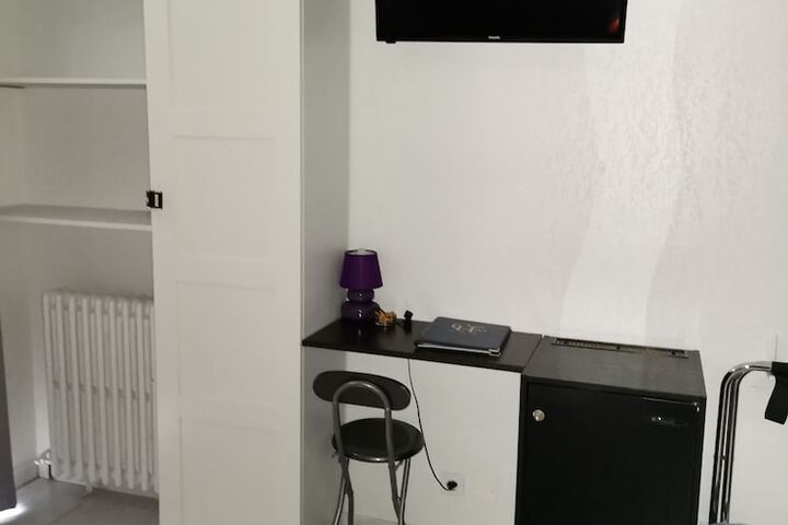 Room 8 of 33