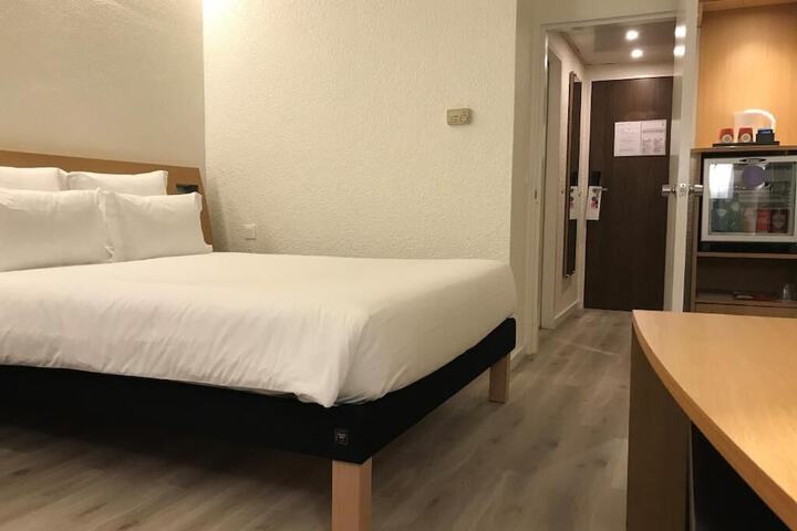 Room 8 of 128
