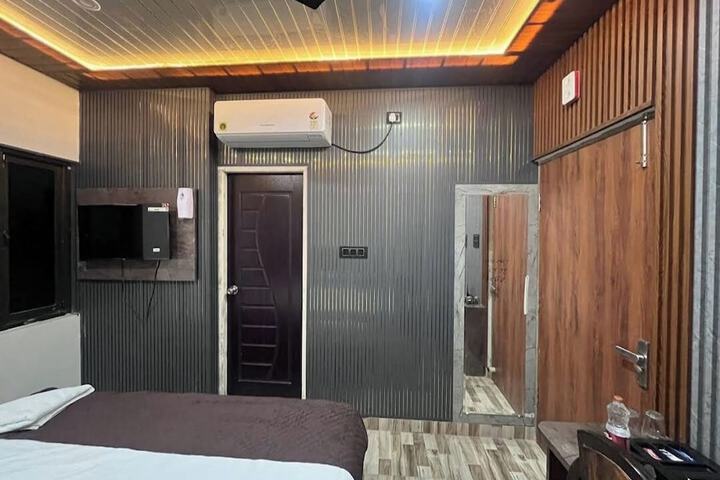 Room 5 of 12