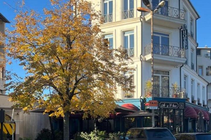 Amos Hotel