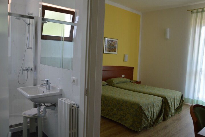 Room 4 of 68