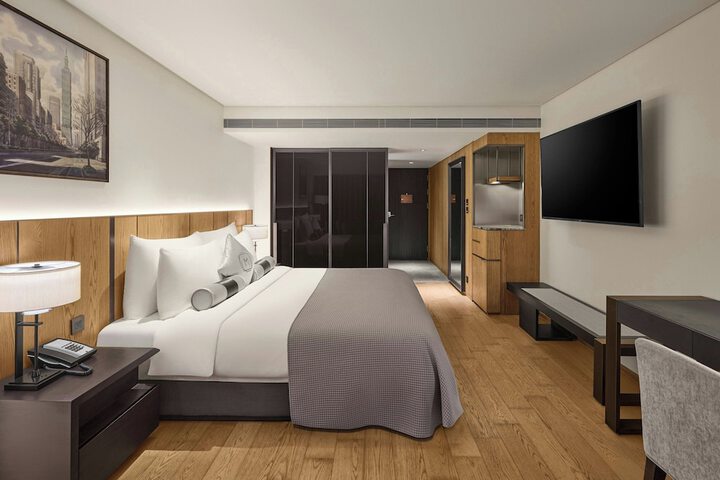Room 18 of 80