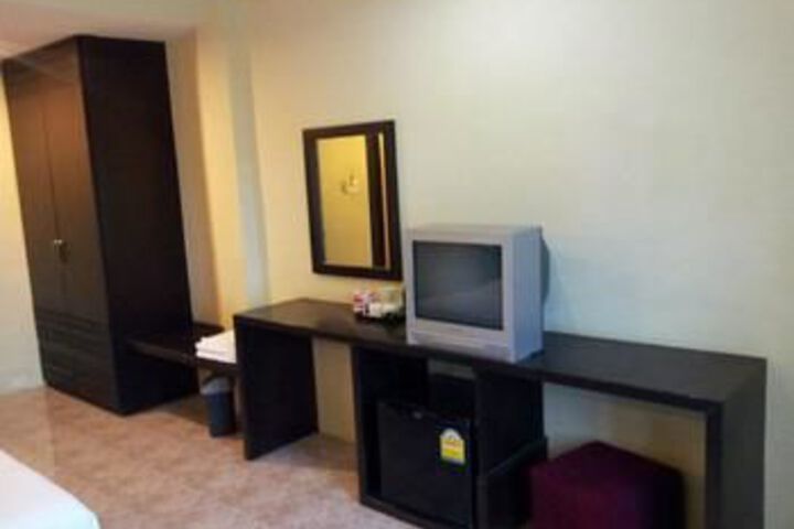 Room 6 of 8