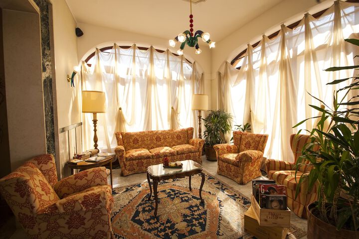 Lounge 35 of 47