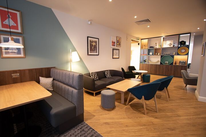 Lounge 136 of 210