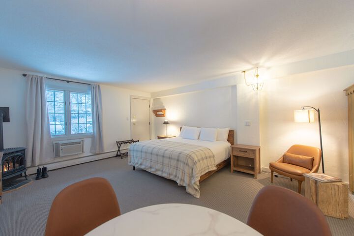 Superior 1 Queen and 1 Double Bed Queen Bed (11 of 26)