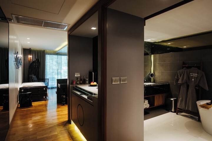 Room 27 of 81