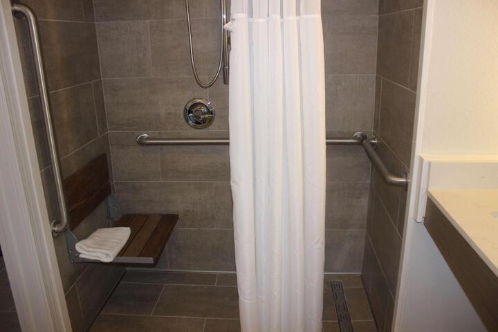 1 Queen Bed Accessible (7 of 21)
