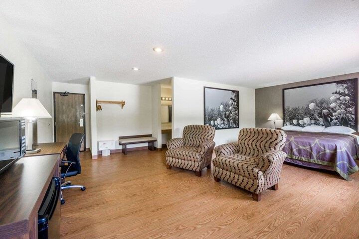 1 King Bed Suite (1 of 6)
