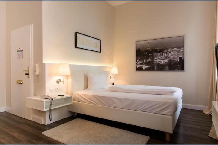 Image of Living Am Carlsplatz