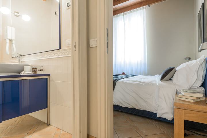 Room 5 of 92