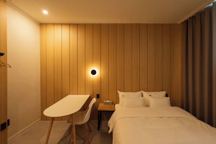 Room 6 of 80