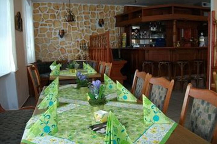 Dining 8 of 10