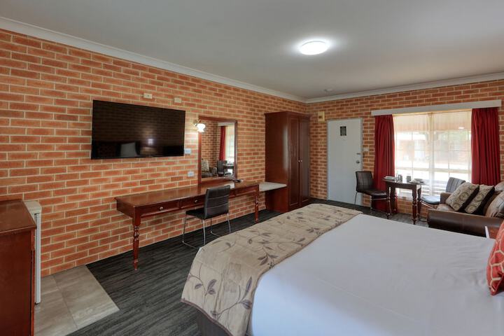 Room 4 of 43
