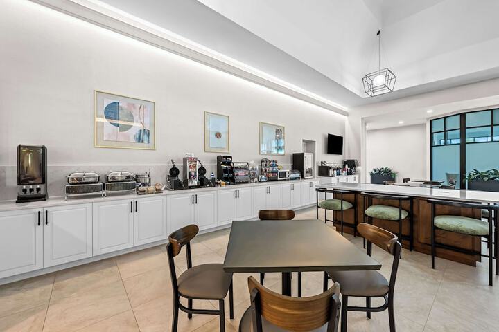 Breakfast area
