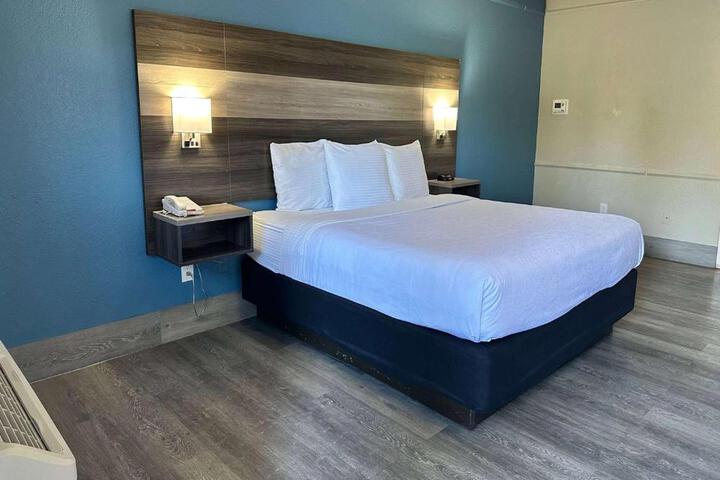 1 King Bed (14 of 14)