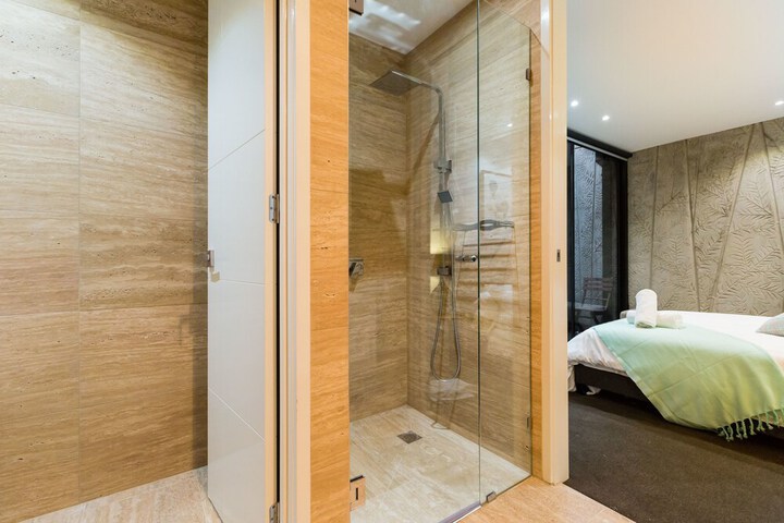 Room 25 of 28