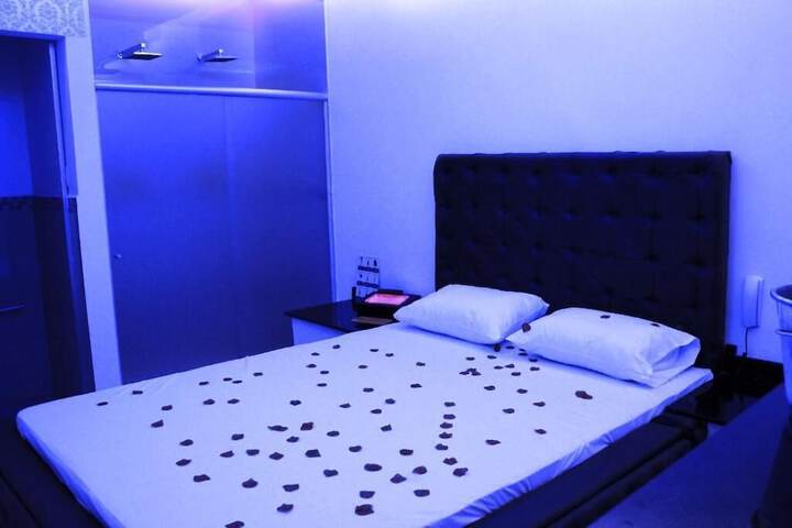 Room 6 of 10