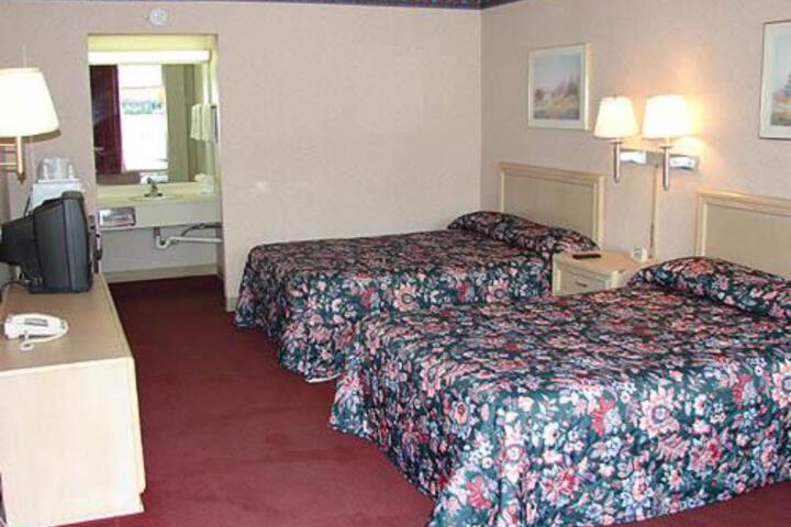2 Double Beds (9 of 10)