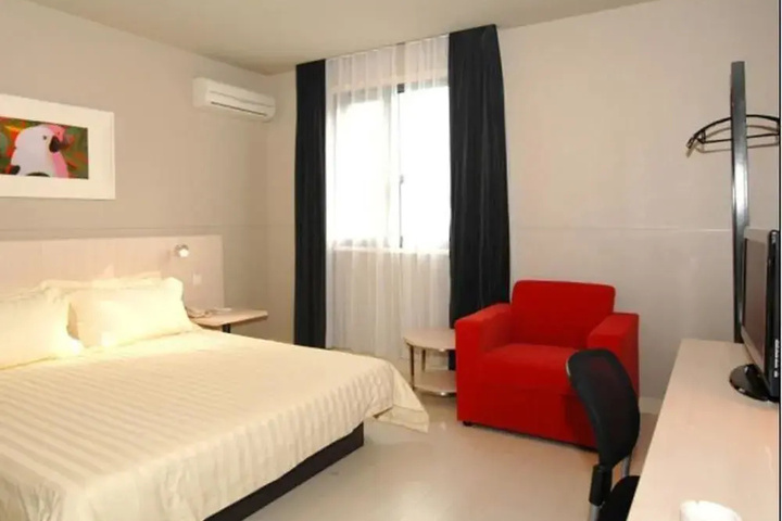 Room 4 of 25