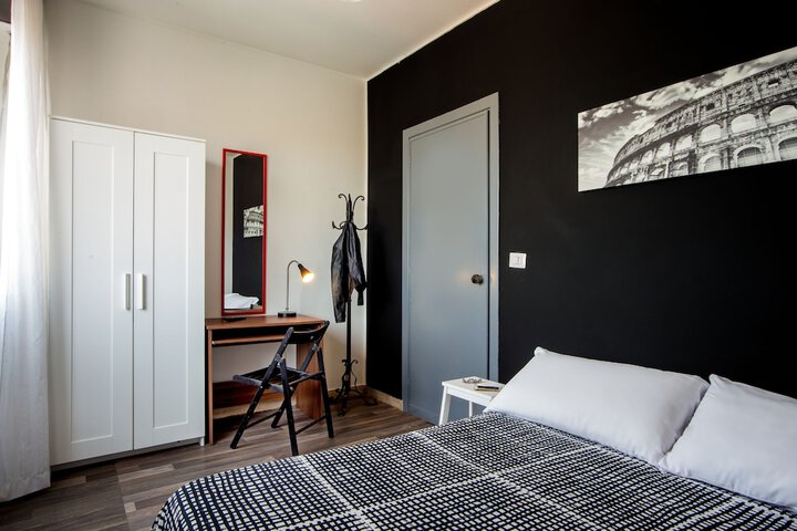 Room 10 of 32