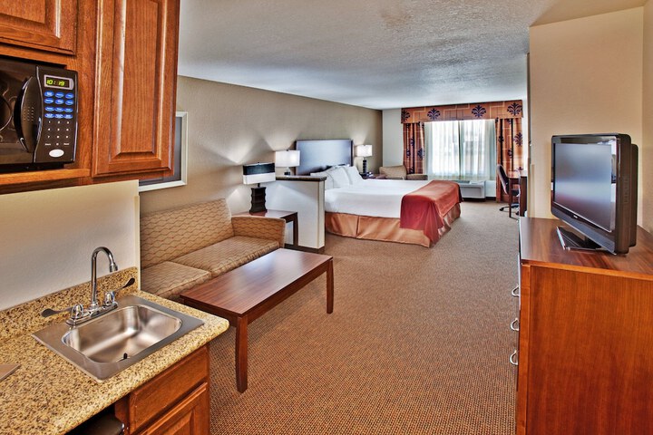 1 King Bed (3 of 15)