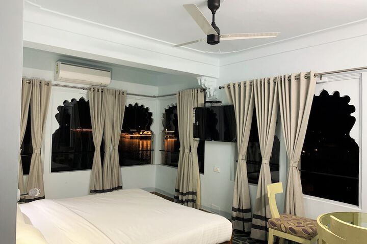 Room 14 of 36