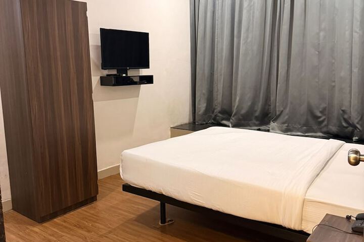 Room 11 of 14