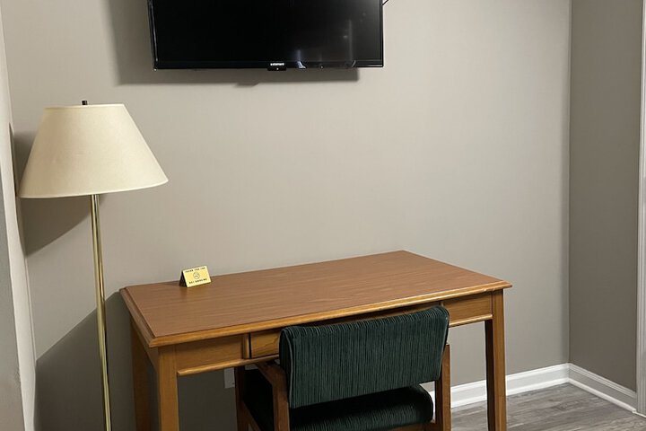 1 Queen Bed (1 of 9)