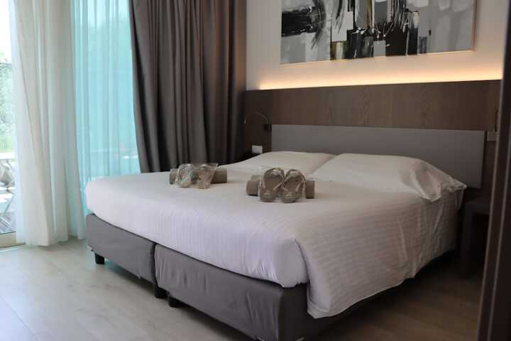 Room 32 of 80
