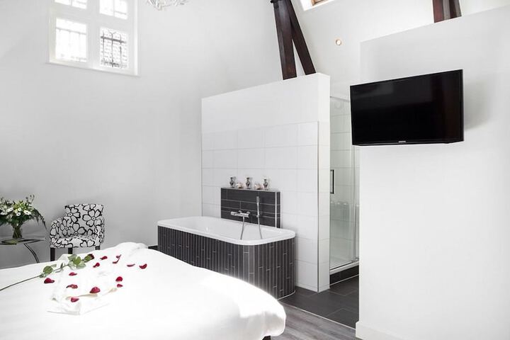 Room 2 of 31