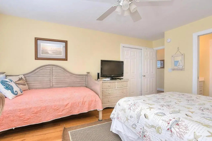 Room 6 of 19