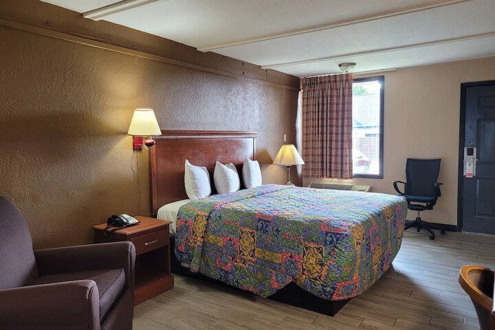 1 King Bed (2 of 13)