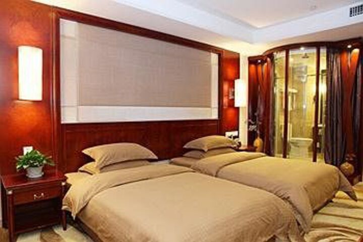 Room 6 of 12