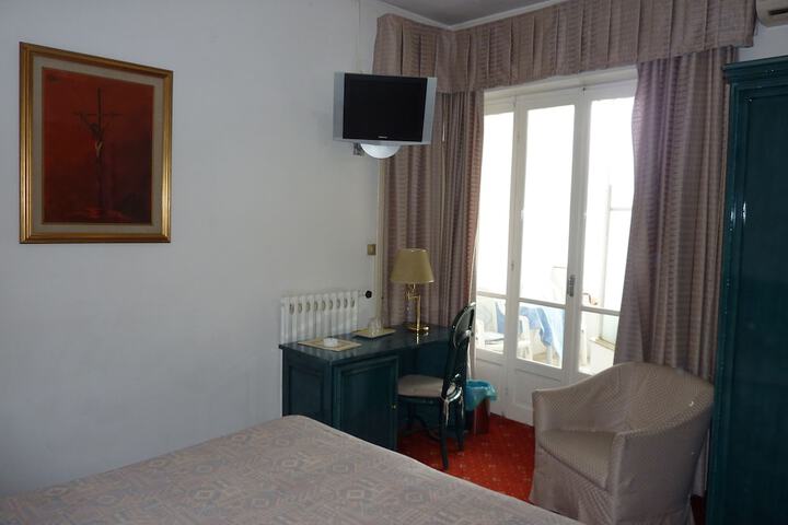 Room 6 of 61